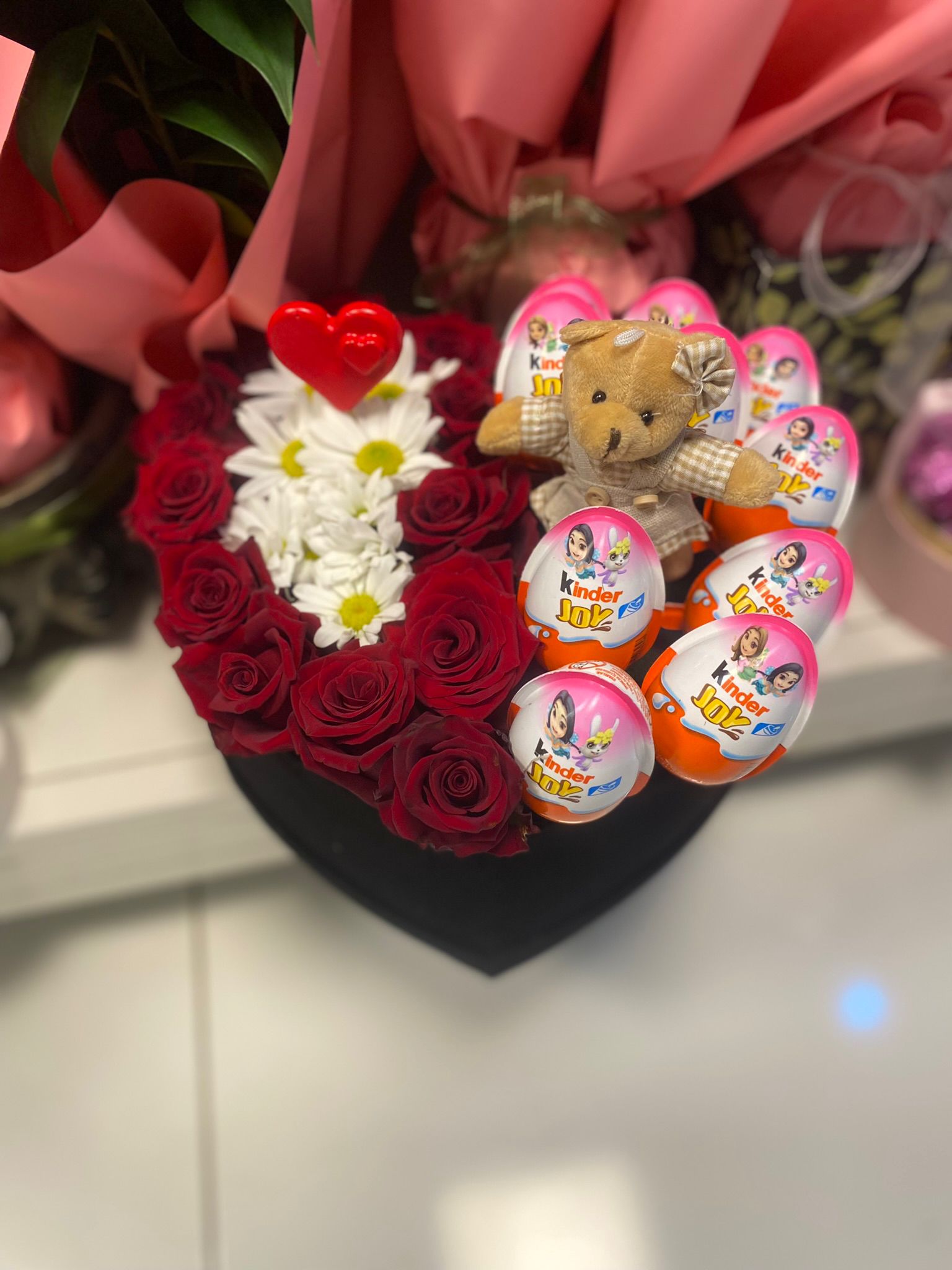 Kalpli Kutuda Kırmızı Gül Kinder Yumurta