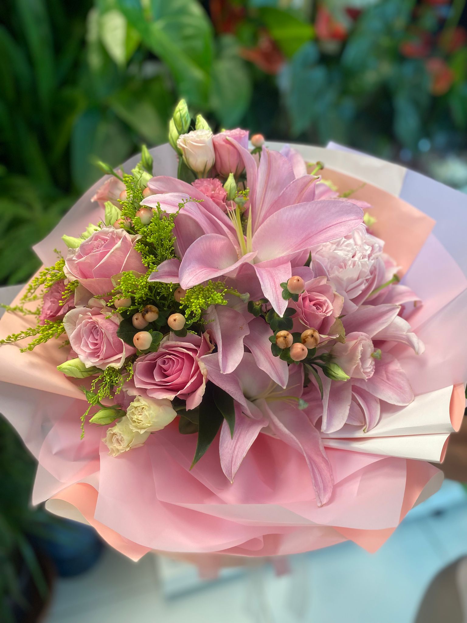 Pembe Lilyum Pembe Gül ve Şakayık Buketi